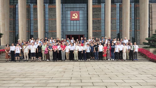 張仲良 北京華夏蘭亭書畫院終身名譽院長,中國書畫家協會會員